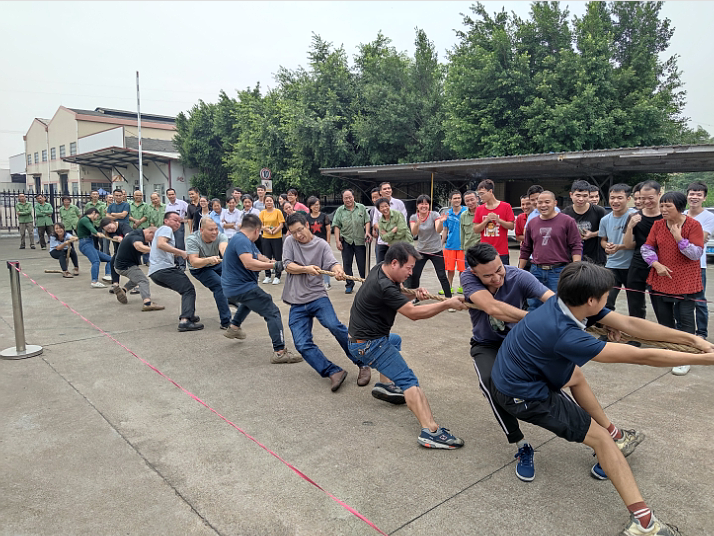 羅織錦繡，鋁鑲?cè)A庭，萬(wàn)眾歡騰迎國(guó)慶。翔龍宇宙，業(yè)滿乾坤，千燈齊亮賀中秋。